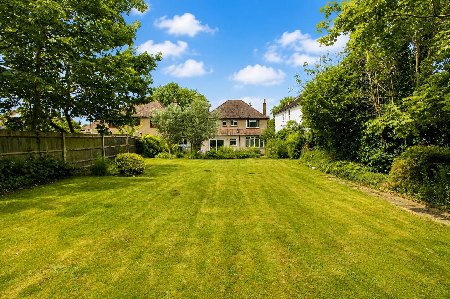 4 bed property in Stanley Park Road, Wallington